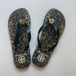 Tory Burch Flip Flops with Logo - NWT!!! Size 7M